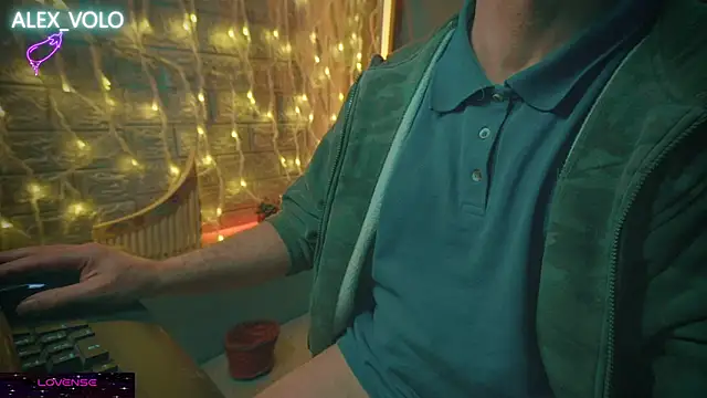 Snapshot of alex-volo chatting on 12/20/24, 04:42 alex-volo online show from 12/20/24, 04:42