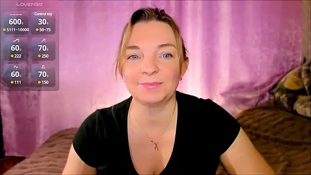 Snapshot of Regina__blue chatting on 01/28/25, 12:00 Regina blue online show from 01/28/25, 12:00