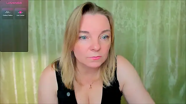 Snapshot of Regina__blue chatting on 02/11/25, 06:22 Regina blue online show from 02/11/25, 06:22