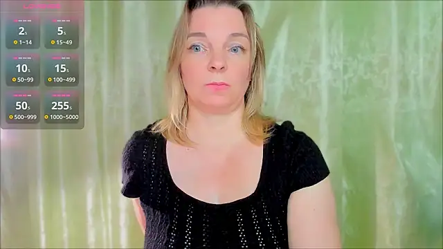 Snapshot of Regina__blue chatting on 02/17/25, 10:14 Regina blue online show from 02/17/25, 10:14