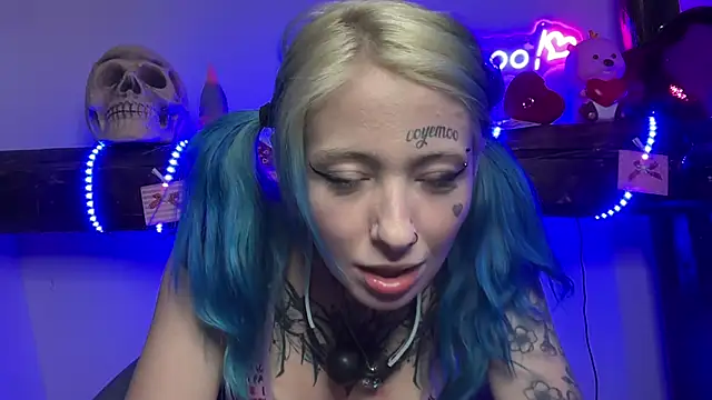 Snapshot of coyemoo chatting on 02/10/25, 11:13 coyemoo online show from 02/10/25, 11:13