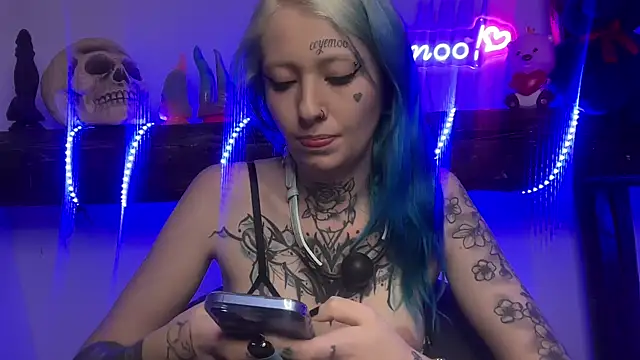 Snapshot of coyemoo chatting on 03/19/25, 12:56 coyemoo online show from 03/19/25, 12:56