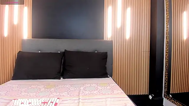 Snapshot of EvaaLovia1 chatting on 03/06/26, 01:18 EvaaLovia1 online show from 03/06/26, 01:18