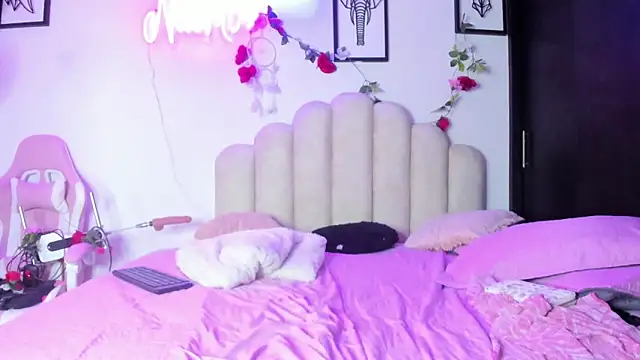 Snapshot of NaomiAsha chatting on 03/18/25, 02:36 NaomiAsha online show from 03/18/25, 02:36