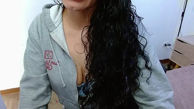 Snapshot of AlexandraJones_ chatting on 10/04/25, 01:20 AlexandraJones online show from 10/04/25, 01:20