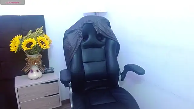 Snapshot of AlexandraJones_ chatting on 10/27/25, 10:19 AlexandraJones online show from 10/27/25, 10:19