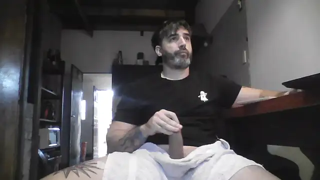 Snapshot of ozzypsico13 chatting on 06/12/26, 05:01 ozzypsico13 online show from 06/12/26, 05:01