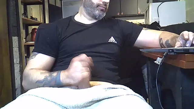 Snapshot of ozzypsico13 chatting on 08/01/26, 03:22 ozzypsico13 online show from 08/01/26, 03:22
