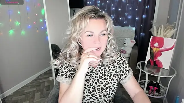candy queeen online show from 05/10/26, 10:15