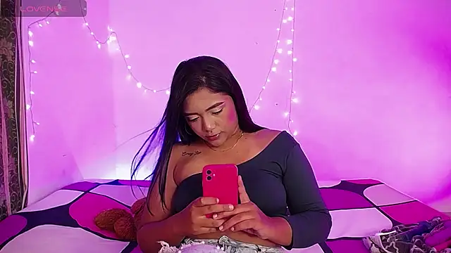 Snapshot of DIANEE_01 chatting on 02/27/25, 12:43 DIANEE 01 online show from 02/27/25, 12:43