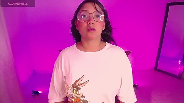 Snapshot of DIANEE_01 chatting on 10/19/25, 01:17 DIANEE 01 online show from 10/19/25, 01:17