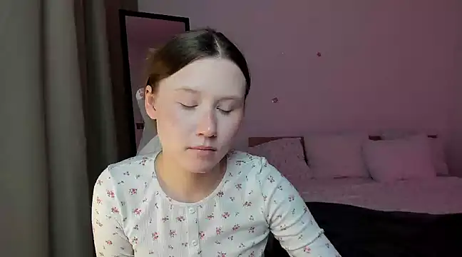 Snapshot of Stella_Sunny chatting on 12/20/24, 05:51 Stella Sunny online show from 12/20/24, 05:51