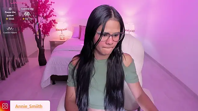 anniie smith online show from 11/18/25, 11:03