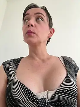 Snapshot of natalie_cowens chatting on 06/17/26, 10:00 natalie cowens online show from 06/17/26, 10:00