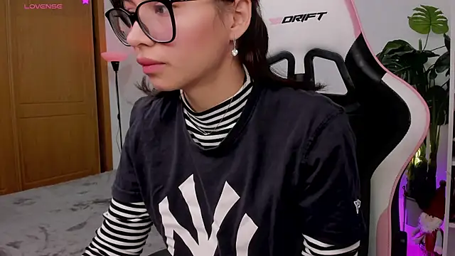 Snapshot of Adriennesexxx chatting on 12/16/24, 12:27 Adriennesexxx online show from 12/16/24, 12:27