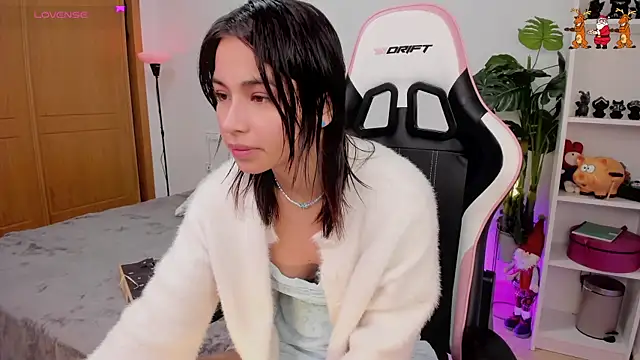 Snapshot of Adriennesexxx chatting on 12/17/24, 11:49 Adriennesexxx online show from 12/17/24, 11:49