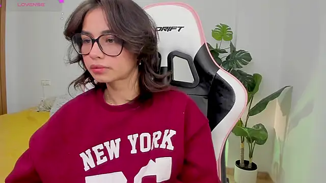 Snapshot of Adriennesexxx chatting on 01/26/25, 08:23 Adriennesexxx online show from 01/26/25, 08:23