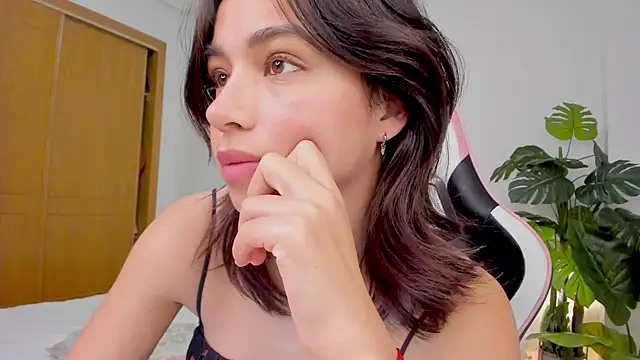 Snapshot of Adriennesexxx chatting on 01/31/25, 02:28 Adriennesexxx online show from 01/31/25, 02:28