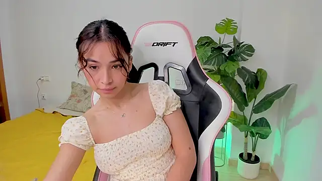 Snapshot of Adriennesexxx chatting on 02/07/25, 10:29 Adriennesexxx online show from 02/07/25, 10:29