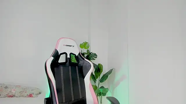 Snapshot of Adriennesexxx chatting on 02/09/25, 12:41 Adriennesexxx online show from 02/09/25, 12:41