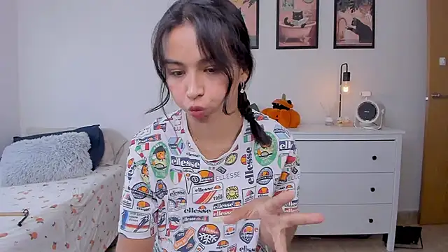 Snapshot of Adriennesexxx chatting on 09/30/25, 04:34 Adriennesexxx online show from 09/30/25, 04:34