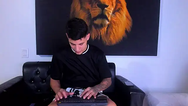 Snapshot of kyle_smithxx chatting on 12/05/24, 12:52 kyle smithxx online show from 12/05/24, 12:52