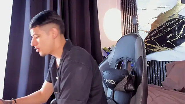 Snapshot of kyle_smithxx chatting on 12/13/25, 10:26 kyle smithxx online show from 12/13/25, 10:26