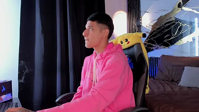 Snapshot of kyle_smithxx chatting on 12/15/25, 05:01 kyle smithxx online show from 12/15/25, 05:01