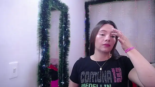 lauraguzman online show from 01/03/25, 03:16