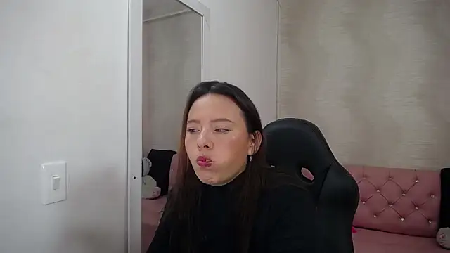 lauraguzman online show from 02/22/25, 03:01