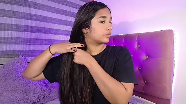 Snapshot of Maeena chatting on 01/17/25, 09:17 Maeena online show from 01/17/25, 09:17