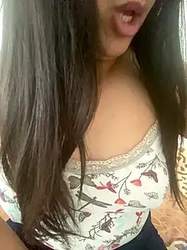 Snapshot of yassminsexy22 chatting on 11/22/25, 11:31 yassminsexy22 online show from 11/22/25, 11:31