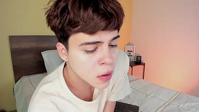 Snapshot of justinbiler chatting on 02/01/25, 12:37 justinbiler online show from 02/01/25, 12:37