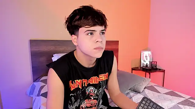 Snapshot of justinbiler chatting on 02/14/25, 12:36 justinbiler online show from 02/14/25, 12:36