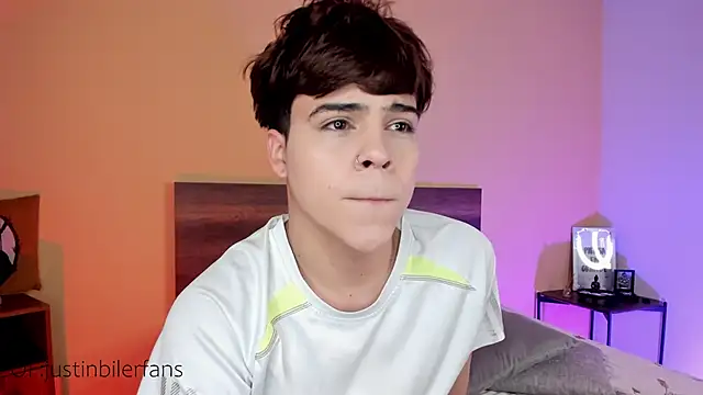 Snapshot of justinbiler chatting on 02/19/25, 12:44 justinbiler online show from 02/19/25, 12:44