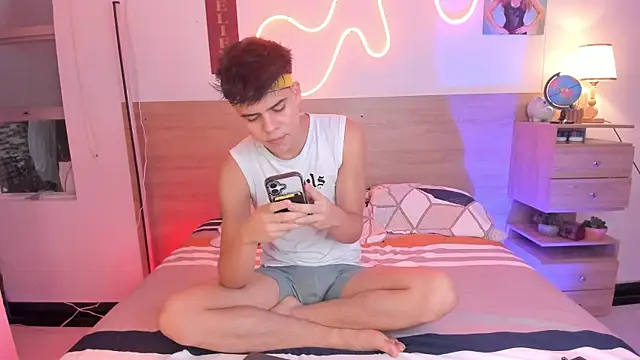 Snapshot of justinbiler chatting on 10/21/25, 01:45 justinbiler online show from 10/21/25, 01:45