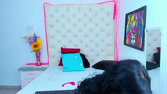 DAFNNEE ROSS online show from 01/12/25, 12:23