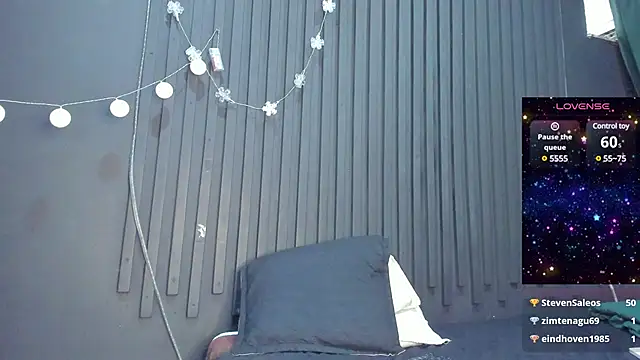 Snapshot of Scarlet_03 chatting on 12/27/24, 11:42 Scarlet 03 online show from 12/27/24, 11:42