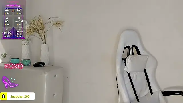 Snapshot of Scarlet_03 chatting on 01/30/25, 09:04 Scarlet 03 online show from 01/30/25, 09:04