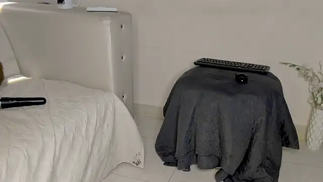 Snapshot of Scarlet_03 chatting on 03/21/25, 11:12 Scarlet 03 online show from 03/21/25, 11:12