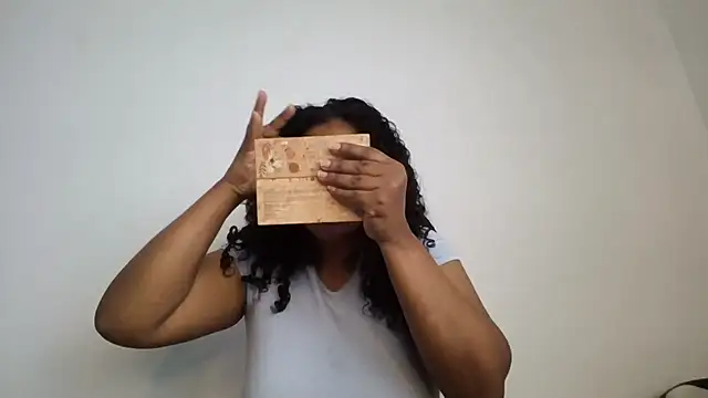 Snapshot of Ivon-09 chatting on 09/27/25, 04:23 Ivon-09 online show from 09/27/25, 04:23