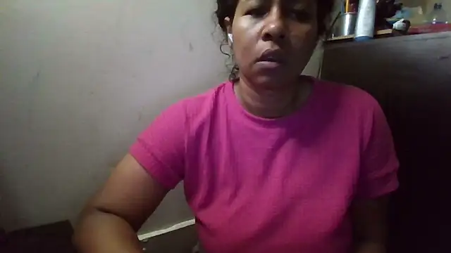 Snapshot of Ivon-09 chatting on 11/11/25, 11:21 Ivon-09 online show from 11/11/25, 11:21