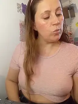 Snapshot of SofiEstevez chatting on 11/08/25, 08:29 SofiEstevez online show from 11/08/25, 08:29