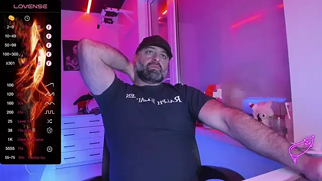 Snapshot of MAGABEAR077 chatting on 01/18/26, 11:25 MAGABEAR077 online show from 01/18/26, 11:25