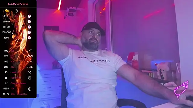 Snapshot of MAGABEAR077 chatting on 01/19/26, 08:18 MAGABEAR077 online show from 01/19/26, 08:18