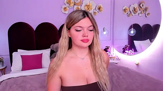 Snapshot of ZaraBloom chatting on 10/15/25, 03:56 ZaraBloom online show from 10/15/25, 03:56