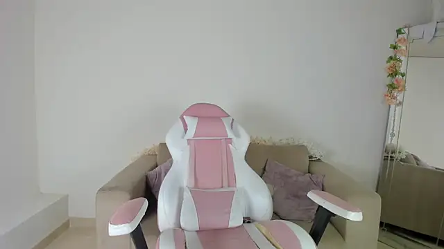 Snapshot of Charlotte_cowell_sub1_ chatting on 12/19/24, 04:45 Charlotte cowell sub1 online show from 12/19/24, 04:45