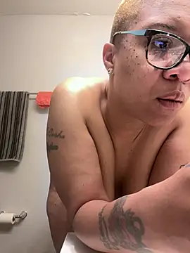 Snapshot of SexyHoneyRedd chatting on 03/25/26, 10:21 SexyHoneyRedd online show from 03/25/26, 10:21