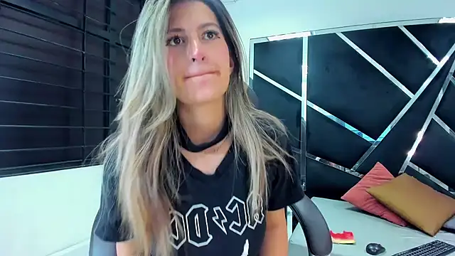 GiaRoussel online show from 09/29/25, 04:12