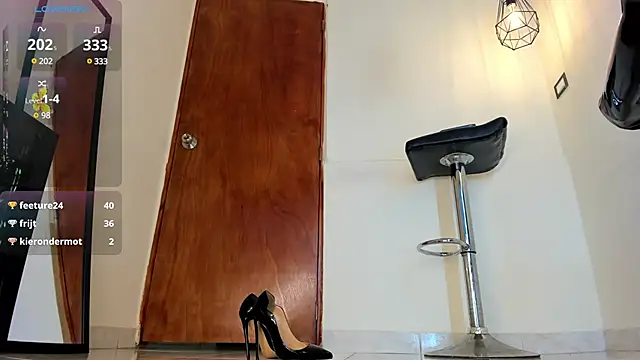 Snapshot of aitana-purple chatting on 03/21/25, 02:50 aitana-purple online show from 03/21/25, 02:50